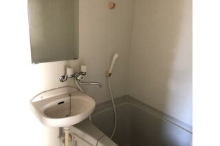 洗面台のあるお風呂場。