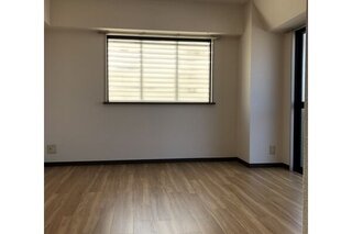 南向きの日の当たる居室。