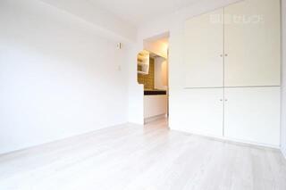 シンプルに白で統一されたお部屋です。