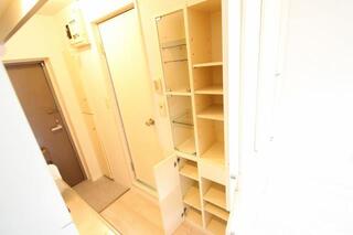 食器棚は高さも段数も多く、使いやすいです。