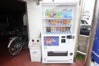敷地内に自動販売機があり、便利です。