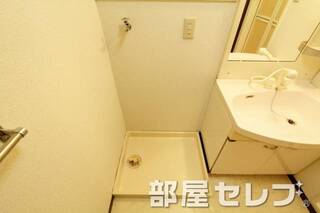 キレイな室内洗濯機置き場です。