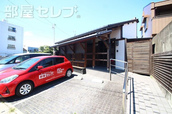 木造の和風な外観です。