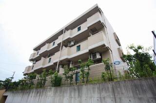 タイル張りの立派な外観です。