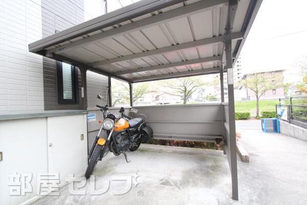 屋根付きの駐輪場です。