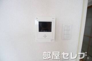 モニターホンで来客者をお知らせします。