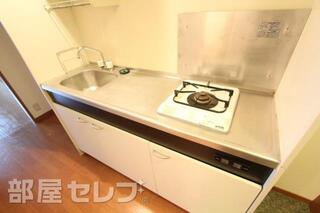 1口コンロのついたシステムキッチン。まな板などを置くスペースもあります。