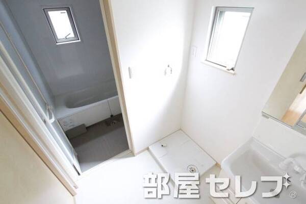 洗濯機置き場はこちらへ。