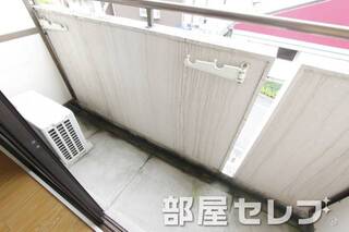ベランダです。日当たりは良いですよ。他号室の写真です。