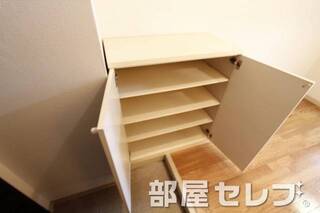 下駄箱が玄関にあります。他号室の写真です。
