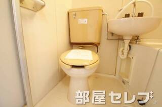 トイレで考え事。（イメージ写真）
