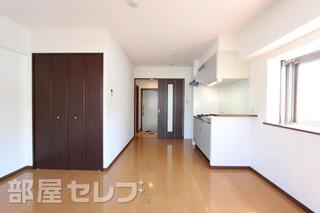 洋室、間口が広くオシャレです。