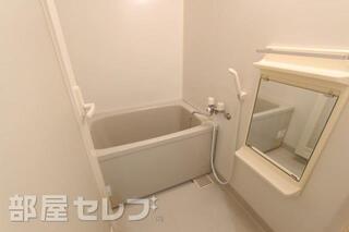 大きな鏡がついていて便利ですよ。