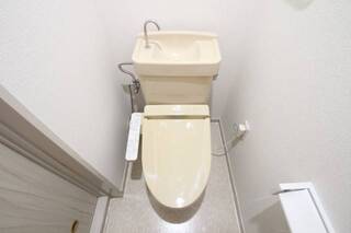 ウォシュレット付きのトイレです。