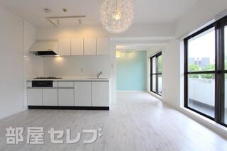 お部屋の中は白を基調としていて綺麗です。