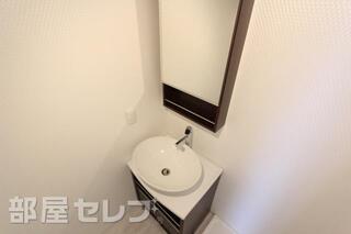 脱衣所には使いやすい洗面台。