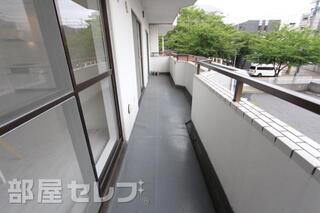 とっても広いバルコニーですよ。