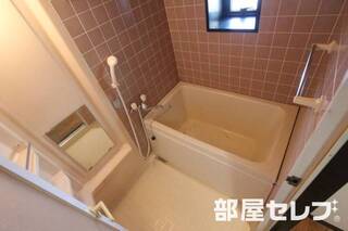 鏡、棚付きのお風呂