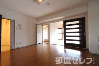 2つのお部屋に繋がってるリビングです