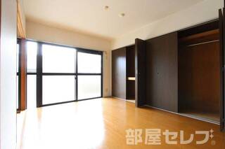 壁いっぱいにクローゼットが設置してあるお部屋です