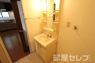 洗面台には棚付きですよ
