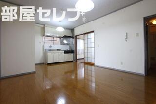 窓のある明るいダイニングです。