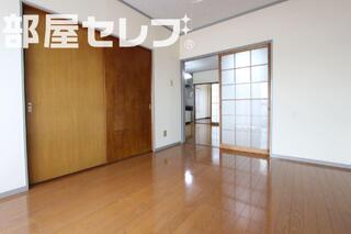 南側の明るい洋室です。