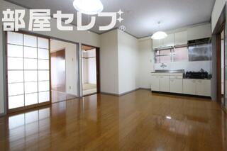 北側和室は採光も収納のあります。
