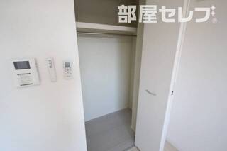 収納スペース　パイプハンガー付き