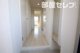 白を基調とした玄関