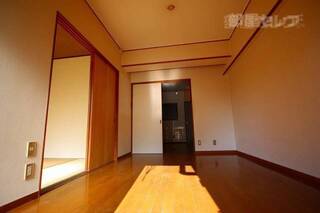 日当たりのよい洋室