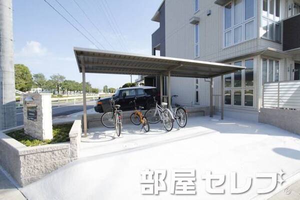広々駐輪場です。