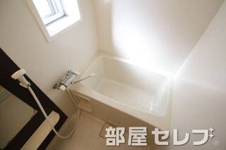 お風呂にも小窓があります。