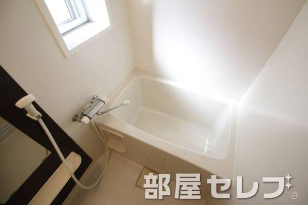 お風呂にも小窓があります。