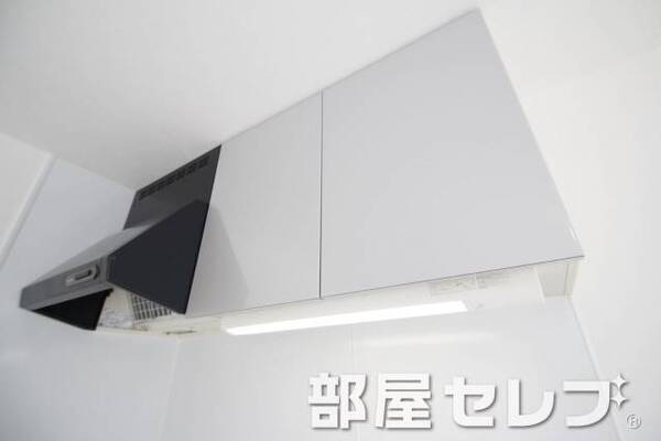 キッチン上部収納。