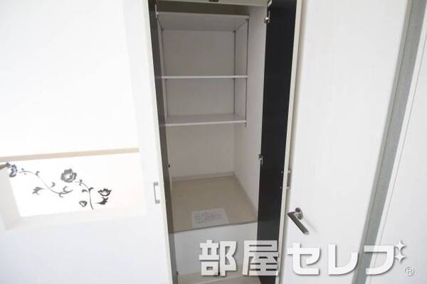 ダイニングルームにも収納あります。