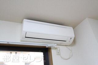 居室にエアコンが設置されています。