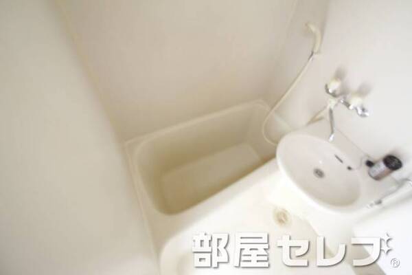 綺麗なバスタブです。