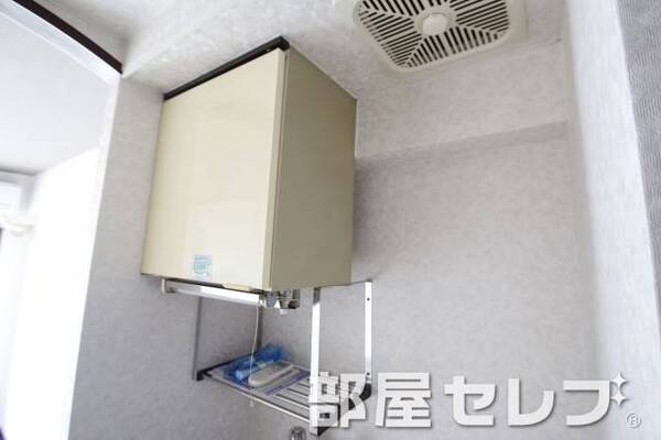 キッチン上の収納スペースも便利です。