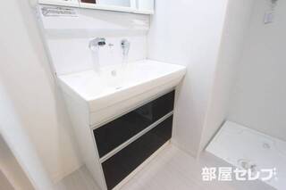 洗面台にも収納があります