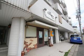 下の店舗はオシャレな美容院です。