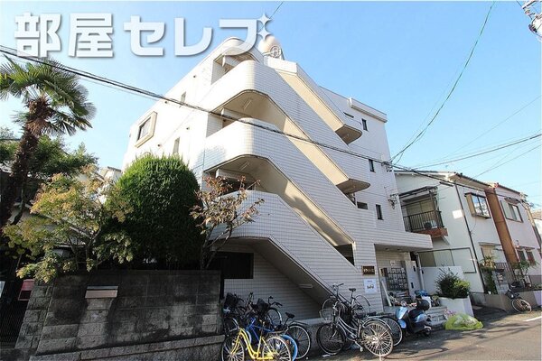 タイル貼りの堂々とした物件です。