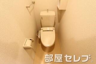 温水洗浄便座と収納棚の付いたトイレです