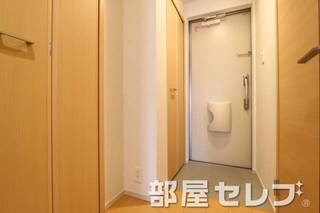 収納スペースやシューズボックス付きの玄関です