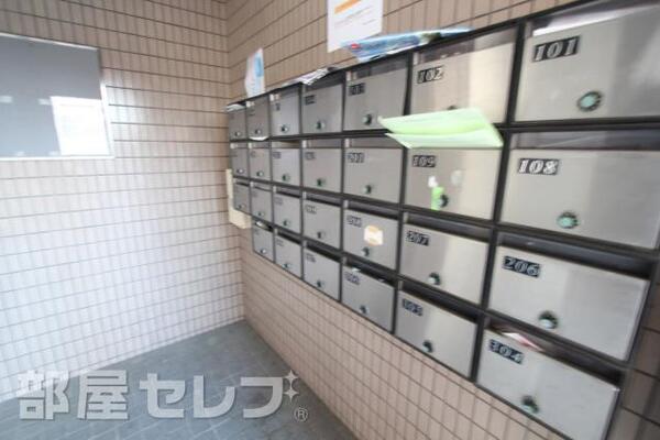 ダイヤル式の郵便ポストです。