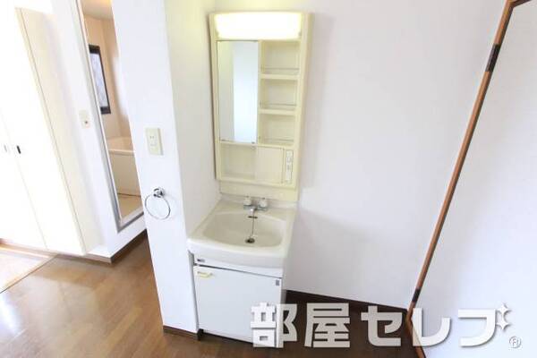 独立洗面化粧台。