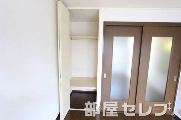 奥行きのある収納。