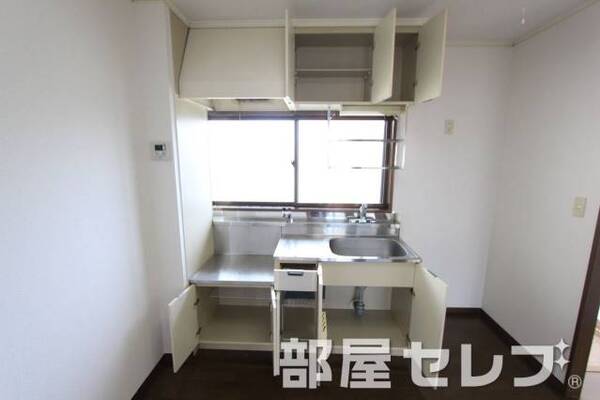キッチン収納も多くて安心。