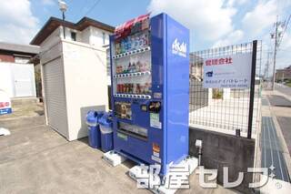 敷地内に自動販売機。