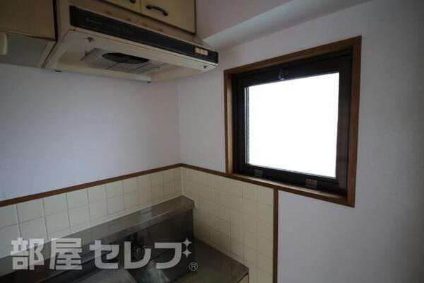 キッチン横にも窓があるので換気できますね。